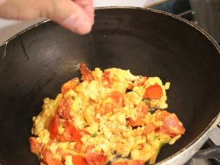 11、西红柿炒蛋,起锅前才加一些盐，这样西红柿正好释放汁液，上桌时鲜嫩多汁，达到最理想状态。盐一定要这时候才加，太早加盐，炒蛋就会变的汤汤水水的。