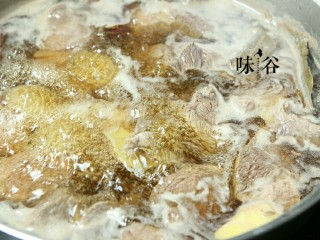 3、麻辣牛肉条,重新装一锅水，放入材料（料酒、酱油、盐、姜、香料），把牛肉放进去煮四十分钟左右。