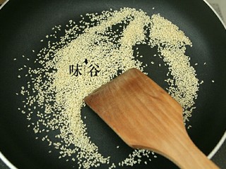 5、麻辣牛肉条,芝麻下锅炒香装起来待用。