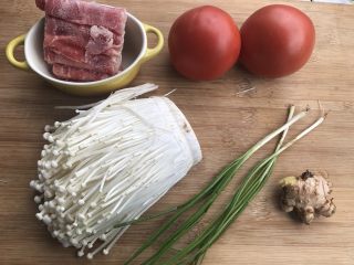 1、暖心快手汤，西红柿金针菇肥牛汤,食材准备好。