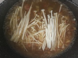 12、暖心快手汤，西红柿金针菇肥牛汤,汤开后放入金针菇。煮1分钟。