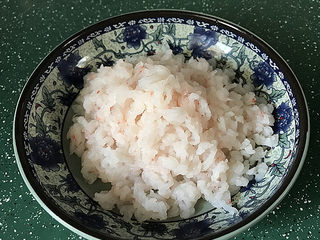 3、磷虾韭菜锅贴,化冻后的磷虾肉可直接烹饪，也可稍稍冲洗再挤干水份再用