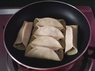 10、磷虾韭菜锅贴,均匀摆上包好的磷虾锅贴生坯