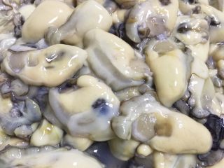 1、香煎蚝烙,小蚝仔用少许生粉抓洗干净控水备用