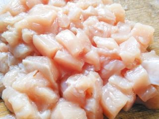 2、咖喱鸡肉饭 ,鸡胸肉去膜,均匀切小块。