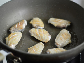 3、啤酒鸡翅,煎至焦黄后翻转煎另外一面