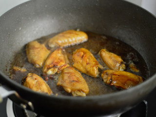 6、啤酒鸡翅,大火烧开