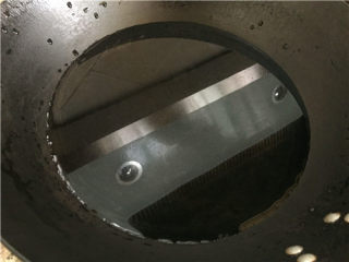 2、肥牛金针菇,锅里放入两碗水。