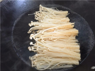 3、肥牛金针菇,烧开之后放入金针菇。