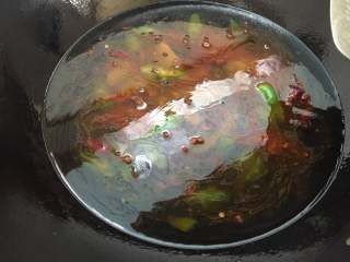 6、肥牛金针菇,放入适量的水或者高汤，加一勺盐。