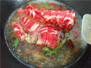 8、肥牛金针菇,放入肥牛