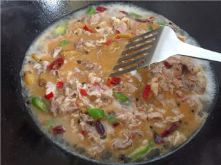 9、肥牛金针菇,肥牛变色之后关火。