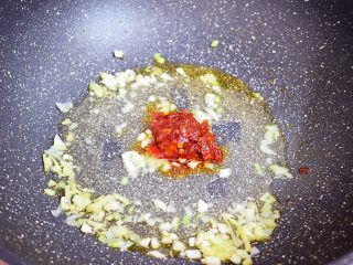 6、鱼香茄条,放入豆瓣酱炒出红油