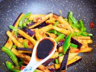 9、鱼香茄条,加入醋