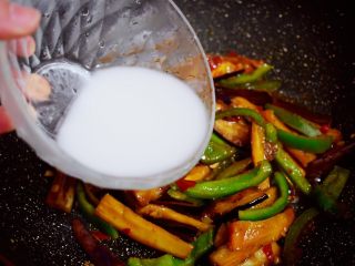 12、鱼香茄条,淋入水淀粉