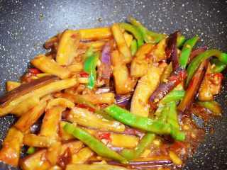 13、鱼香茄条,快速翻炒均匀即可出锅