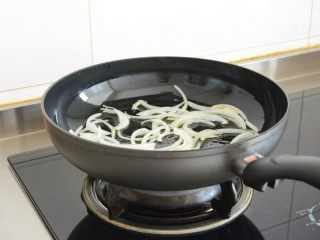 4、【孜然杏鲍菇】PK烧烤金针菇，完胜~,炒出香味~