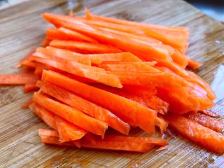 2、清炒白玉菇,胡萝卜洗净削皮,切成粗一点的丝