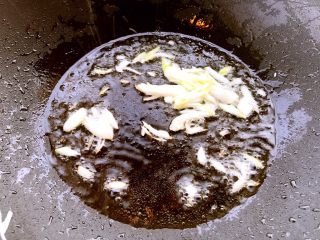 6、清炒白玉菇,炒锅预热,倒油,七成熟放入葱花爆香