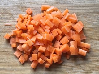 3、电饭煲+腊肠杂蔬焖饭,胡萝卜去皮洗净，切成丁备用。