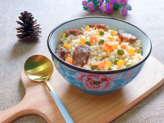 16、电饭煲+腊肠杂蔬焖饭,香喷喷的腊肠杂蔬焖饭，美美的享用吧。