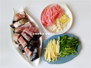 2、红烧鱼,镜鱼剖洗干净，斩块；酸萝卜、老姜、仔姜、青椒洗净后，切丝；大蒜对半剖开；