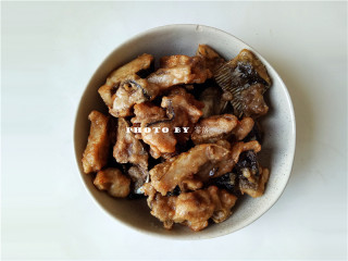 5、红烧鱼,鱼块炸至金黄捞出；