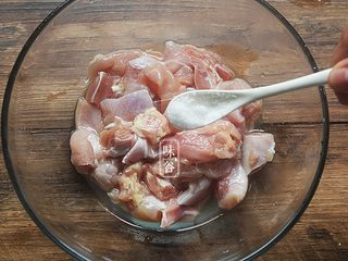 2、豆瓣鸡,鸡腿去骨后,鸡皮也剥掉,切成小块后再冲洗干净,放入一点盐;