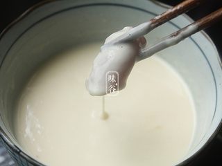 6、豆瓣鸡,锅内先热油,夹起鸡肉块裹上面糊;