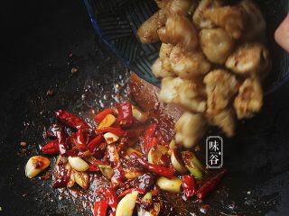 11、豆瓣鸡,转中火,把鸡块倒进去翻炒;