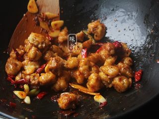 12、豆瓣鸡,待翻炒均匀了即可;