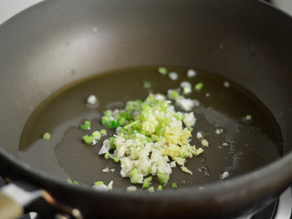 4、茄汁酸辣土豆片,锅里倒入少许油，烧热后爆香葱姜蒜