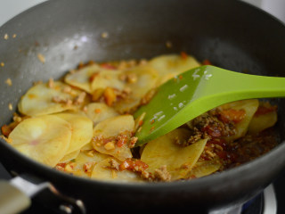 6、茄汁酸辣土豆片,加入土豆片，翻炒均匀 