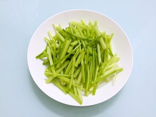1、芹菜炒香干,芹菜去叶洗净切成小段备用