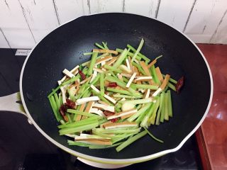 10、芹菜炒香干,翻炒均匀