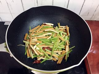 16、芹菜炒香干,翻炒均匀即可出锅