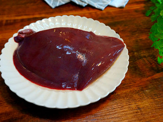 1、爆炒猪肝,准备新鲜猪肝一块儿，清洗干净血水