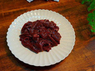 2、爆炒猪肝,对半切开，在切成均匀的稍微厚一点的片儿