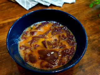 4、爆炒猪肝,搅拌均匀腌制一会儿