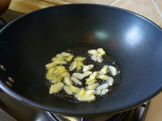 8、爆炒猪肝,重新洗锅上油倒入切好的生姜大蒜片爆香