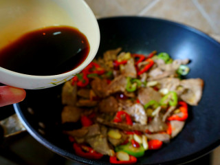 11、爆炒猪肝,先前调好的料汁儿加入，全程大火【酱料里都有咸度，所以不用放盐】