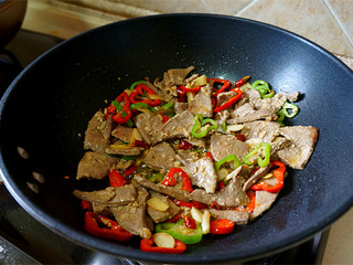 10、爆炒猪肝, 过好油的猪肝片儿快速翻炒