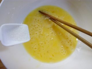 5、虾皮蒸蛋羹,加入半勺盐，打匀。