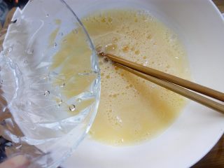 6、虾皮蒸蛋羹,加入鸡蛋量两倍到三倍的水搅拌均匀。