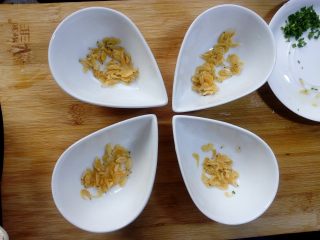 7、虾皮蒸蛋羹,碗里放入虾皮，可以用大碗也可以用小碗，小碗蒸的会比较快点。