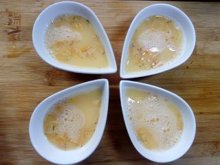 8、虾皮蒸蛋羹,倒入搅匀的蛋液。