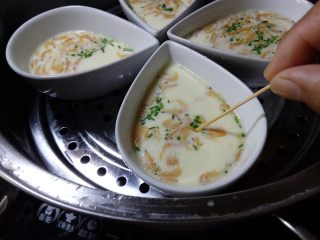 13、虾皮蒸蛋羹,想知道有没有蒸熟，可以用筷子或牙签戳入，没有糊状物带出就可以啦。