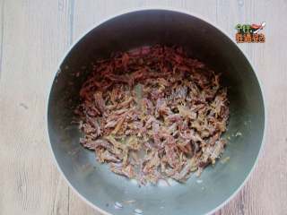 5、灯影牛肉丝,牛肉丝炸金黄色即可