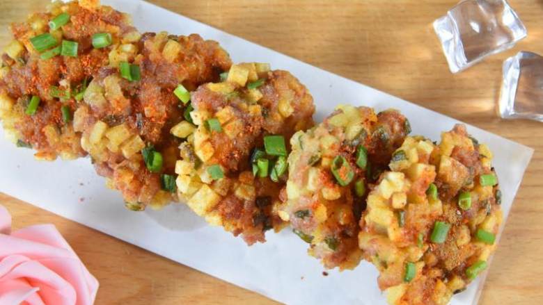 土豆饼很多人都喜欢吃, 这样做别提有多香, 根本停不下来