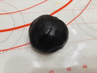 8、酥到掉渣的豆沙蛋黄酥，你要来一个吗？,包好的豆沙蛋黄馅放一边。